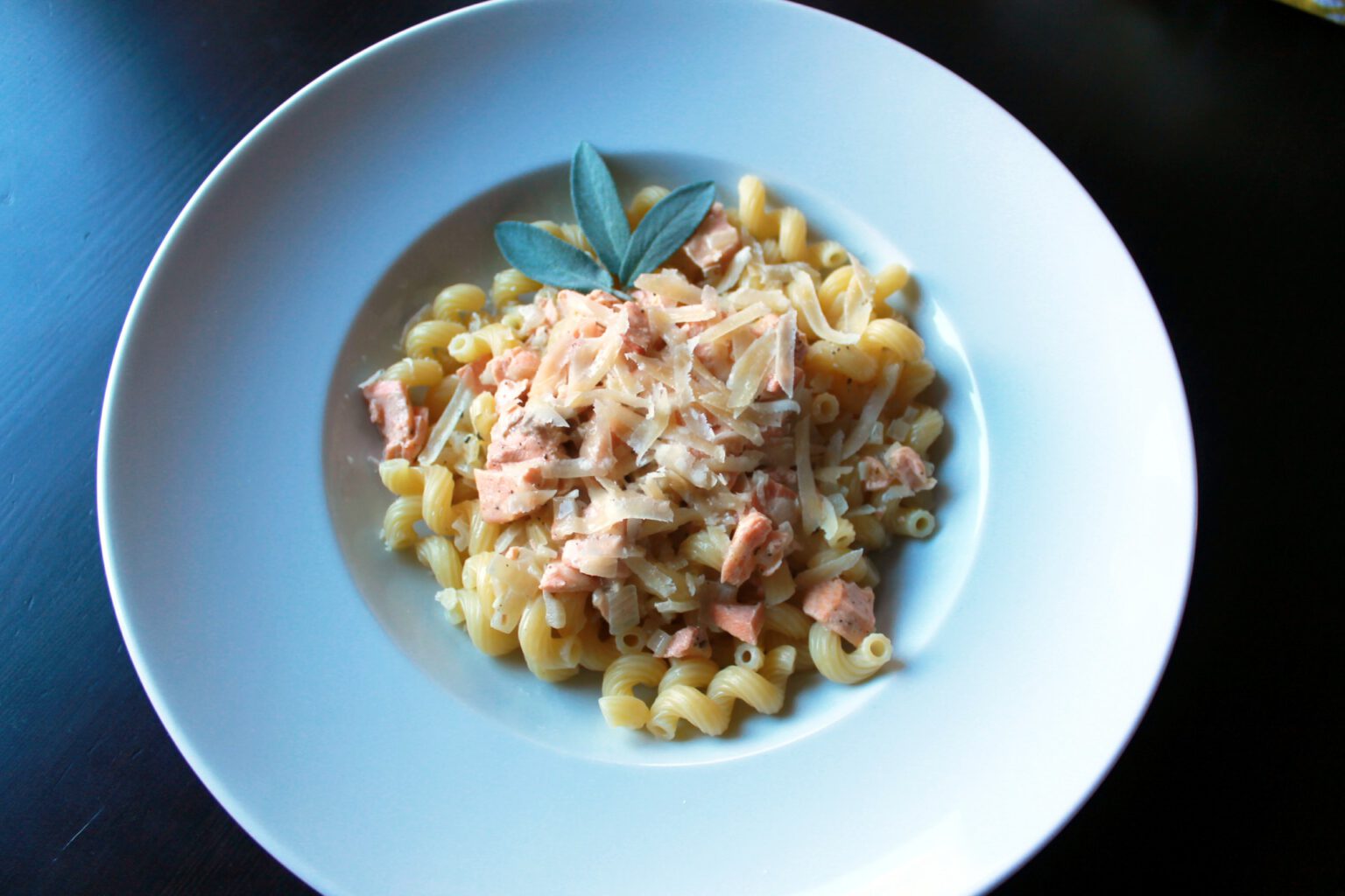 Spirelli in cremiger Lachssoße - einfaches Pasta-Rezept